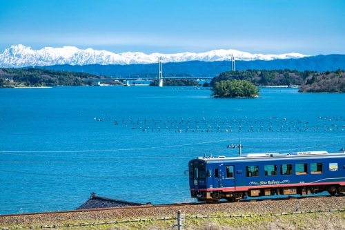 観光列車シリーズ、第13弾！　能登半島の海沿いを走る！のと鉄道『のと里山里海号』に乗ろう！絶景に癒される北陸旅 3日間【30名様限定】