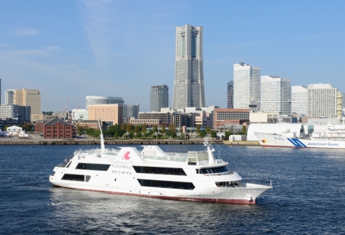 海と空が織りなす絶景、いつもと違う横浜へ!横浜マリーンルージュで味わうランチクルーズと横浜マリンタワー