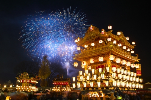 「煌めく屋台と大輪の冬花火! 歴史と伝統の『秩父夜祭』ライナー