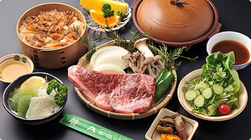 紅葉のリフレクション!!秋の床もみじ特別公開と国産ブランド和牛!! 赤城牛の昼食&日本最大のゆば窯で、とろとろ絶品生ゆばすくい体験